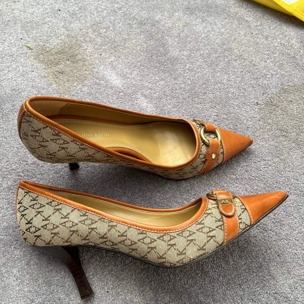 Neutral toned Anne Klein pumps